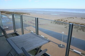 A balcony with a view of the beach and the sea. - Apartment in Nieuwpoort With Terrace (Nieuwpoort)