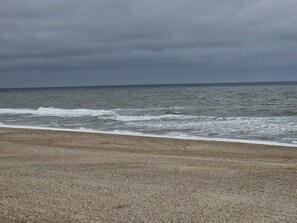 A beach with waves and a cloudy sky. - 7 Person Holiday Home in Ulfborg (Ulfborg)