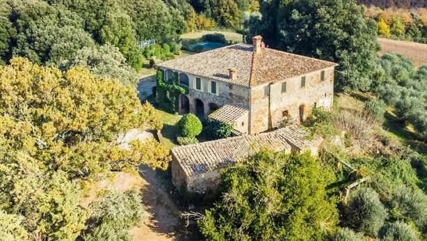A stone building with a tiled roof, surrounded by trees and fields. - Villa Colombini Comfortable Holiday Residence (Trequanda)