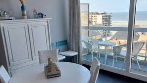 Ein Balkon mit Blick auf Strand und Stadt.