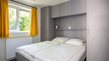 Nhà gỗ | 2 phòng ngủ, trang bị nội thất với thiết kế riêng biệt, bộ trải giường