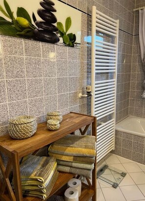 Apartment | Badezimmer | Handtücher