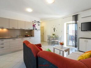 Un appartement moderne comprenant une cuisine, un coin repas et un salon.
