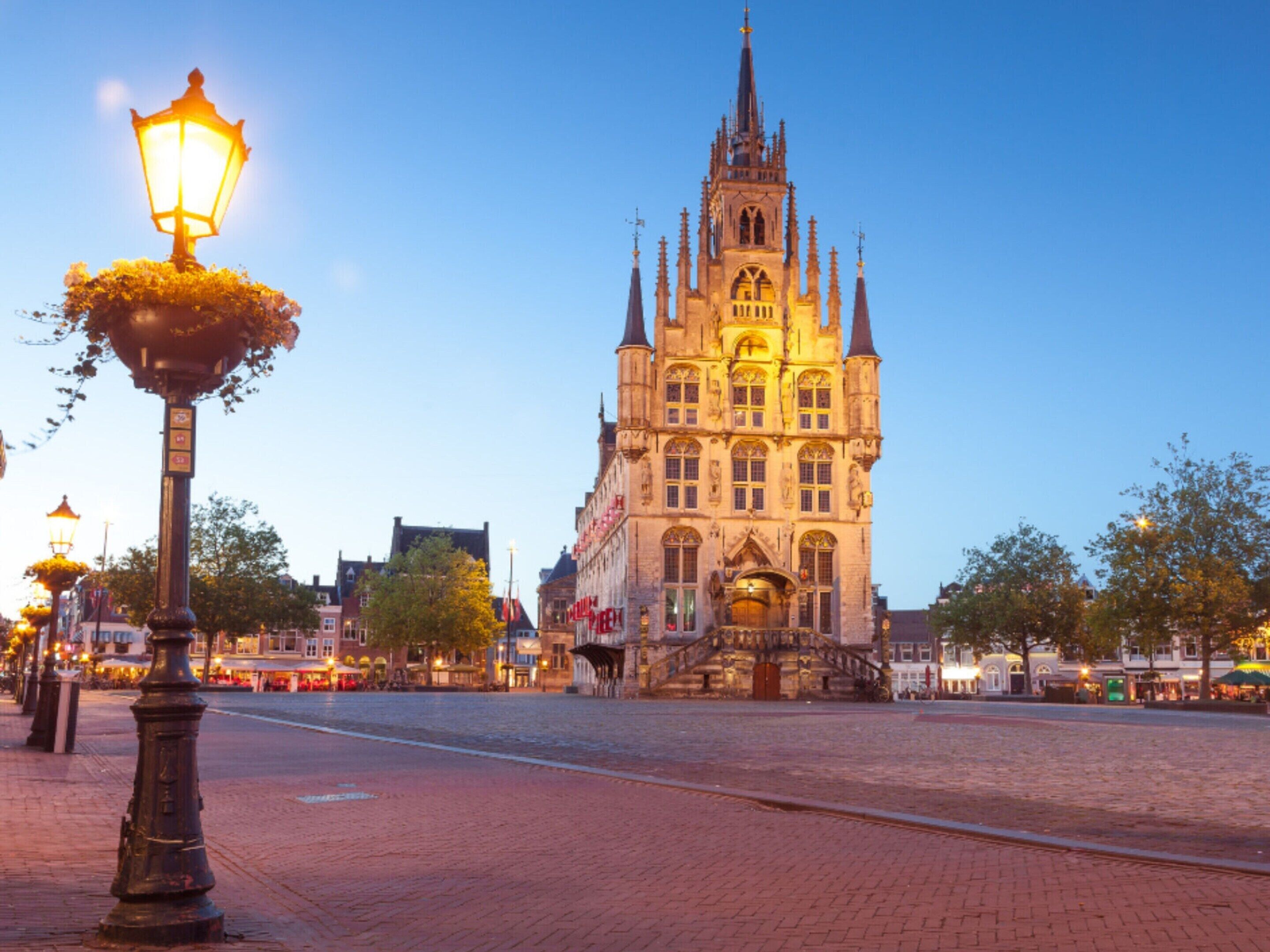 Ein historisches Gebäude mit einem markanten Turm und einem großen Eingang.