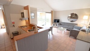 Een modern appartement met keuken, woonkamer en eethoek.