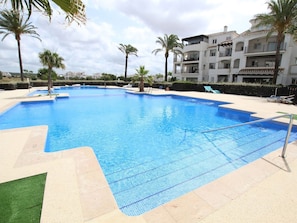 Una piscina al aire libre