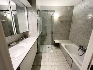 Apartment | Bathroom