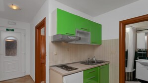 Apartemen | Dapur pribadi | Mesin pembuat kopi/teh, lemari es, dan kompor