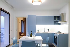 Condo Cao cấp, quang cảnh biển | Khu phòng khách | TV màn hình phẳng 32-inch có truyền hình kỹ thuật số 