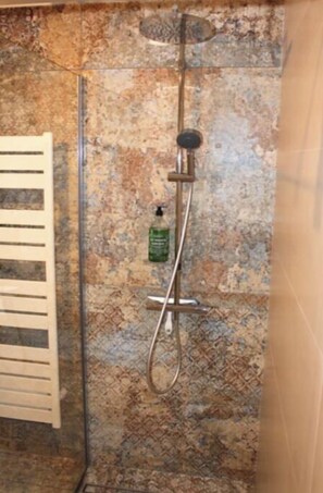 Dusche, Haartrockner, Handtücher, Seife