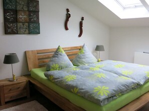 1 bedroom, individually furnished - Beach Apartment With sea Views (Glowe)