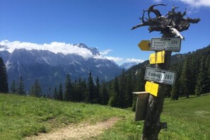 A mountain trail signpost with directional arrows and distance markers. - Marlena Hollental Chalet (Garmisch-Partenkirchen)