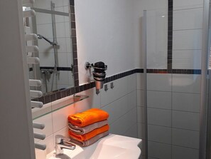 House | Bathroom - Cosy Holiday Home With Garden (Titisee-Neustadt)