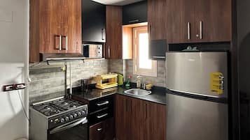Geladeira, micro-ondas, fogão, cooktop