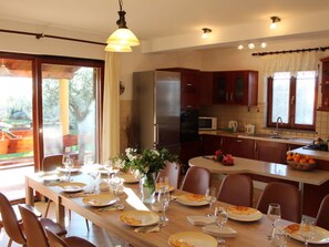 Departamento | Cocina privada | Horno, tetera eléctrica y tostadora 