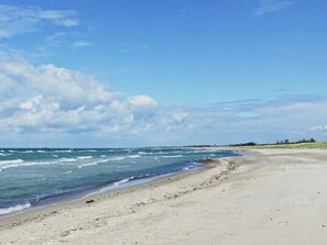 Uma praia com areal e ondas.