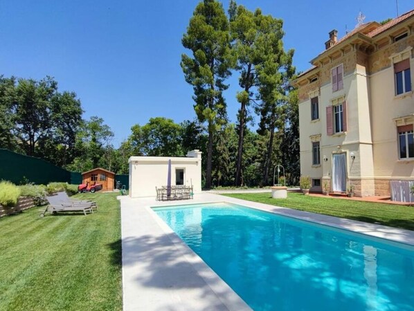 Outdoor pool - Villa Fazia Comfortable Holiday Residence (Ortezzano)