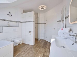 Bathroom - "seeadler" Modern Retreat (Trent)