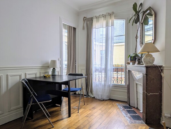 Dining - 1 Bedroom Apartment in Paris (Paris)