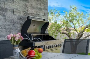 Outdoor dining - Villa Barbara Comfortable Holiday Residence (Svetvincenat)