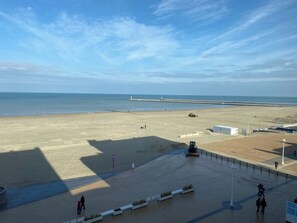 Apartment | Beach | Beach nearby - Coastal Comfort With Views (Nieuwpoort)