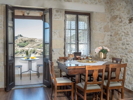 Dining. Traditional resort in Heraklion,Crete:perfect for couples, families, and groups.