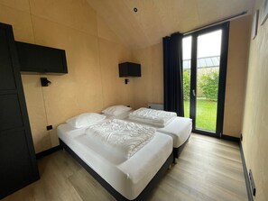 8 عدّة غرف نوم وطراز فريد لكل وحدة وملاءات أسرّة