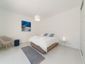 House | 3 bedrooms, individually furnished - Modern Holiday Home With Private Outdoor Pool (Caldas da Rainha)