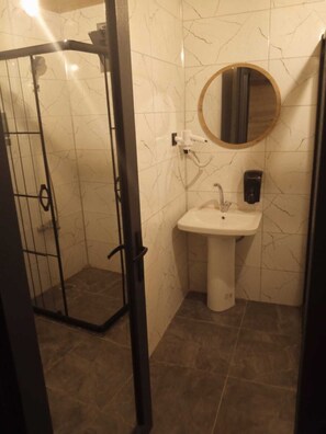 Luxe bungalow, uitzicht op rivier | Badkamer | Een douche, een regendouche, een haardroger, pantoffels