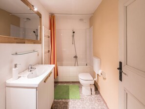 Apartment | Bathroom | Towels