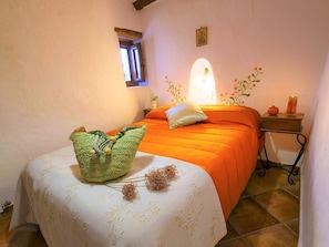 3 bedrooms, individually furnished, bed sheets - Rustic Mountain Stay, Laroya (Laroya)