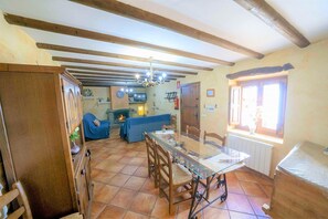 House | Living room - Rustic Mountain Stay, Laroya (Laroya)