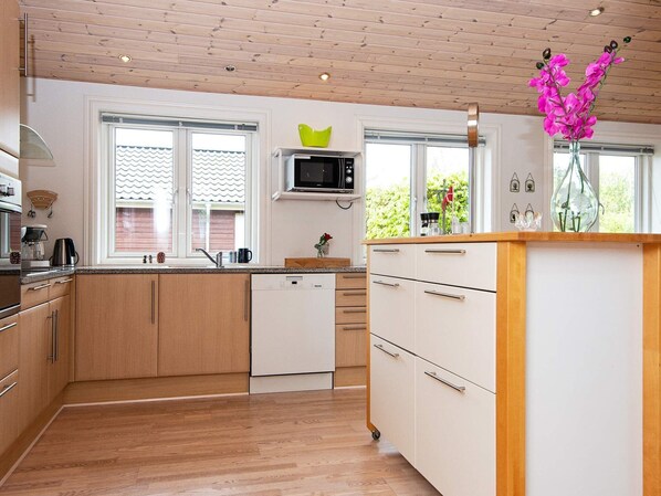 House | Private kitchen - 6 Person Holiday Home in Tarm (Tarm)