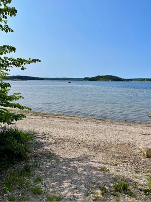 Plage à proximité, cabines (en supplément), serviettes de plage