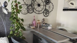 Une cuisine moderne dotée d’un coin bar, de tabourets de bar et d’œuvres d’art décoratives murales.