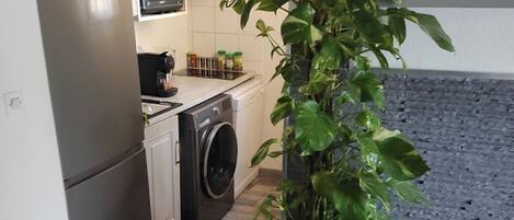 Réfrigérateur, micro-ondes, four, plaque de cuisson