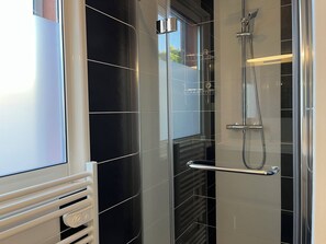 Douche, sèche-cheveux, serviettes fournies, savon