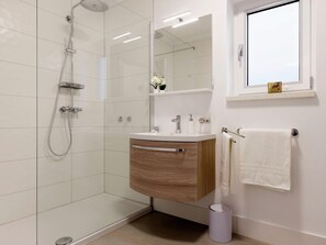 Bathroom - Villa in Zupa With Infinity Pool & Biokovo Views (Zagvozd)