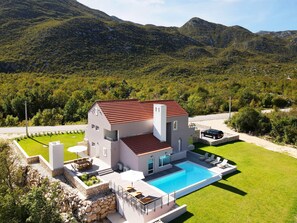 Villa | Exterior - Villa in Zupa With Infinity Pool & Biokovo Views (Zagvozd)