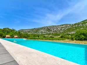 Villa | Pool | Indendørs pool, udendørs pool