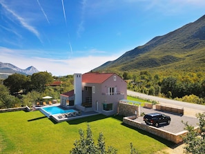 Villa | Exterior - Villa in Zupa With Infinity Pool & Biokovo Views (Zagvozd)