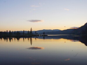 A calm lake with reflections of trees and mountains, surrounded by a forested area. - 4 Star Holiday Home in Passebekk (Kongsberg)