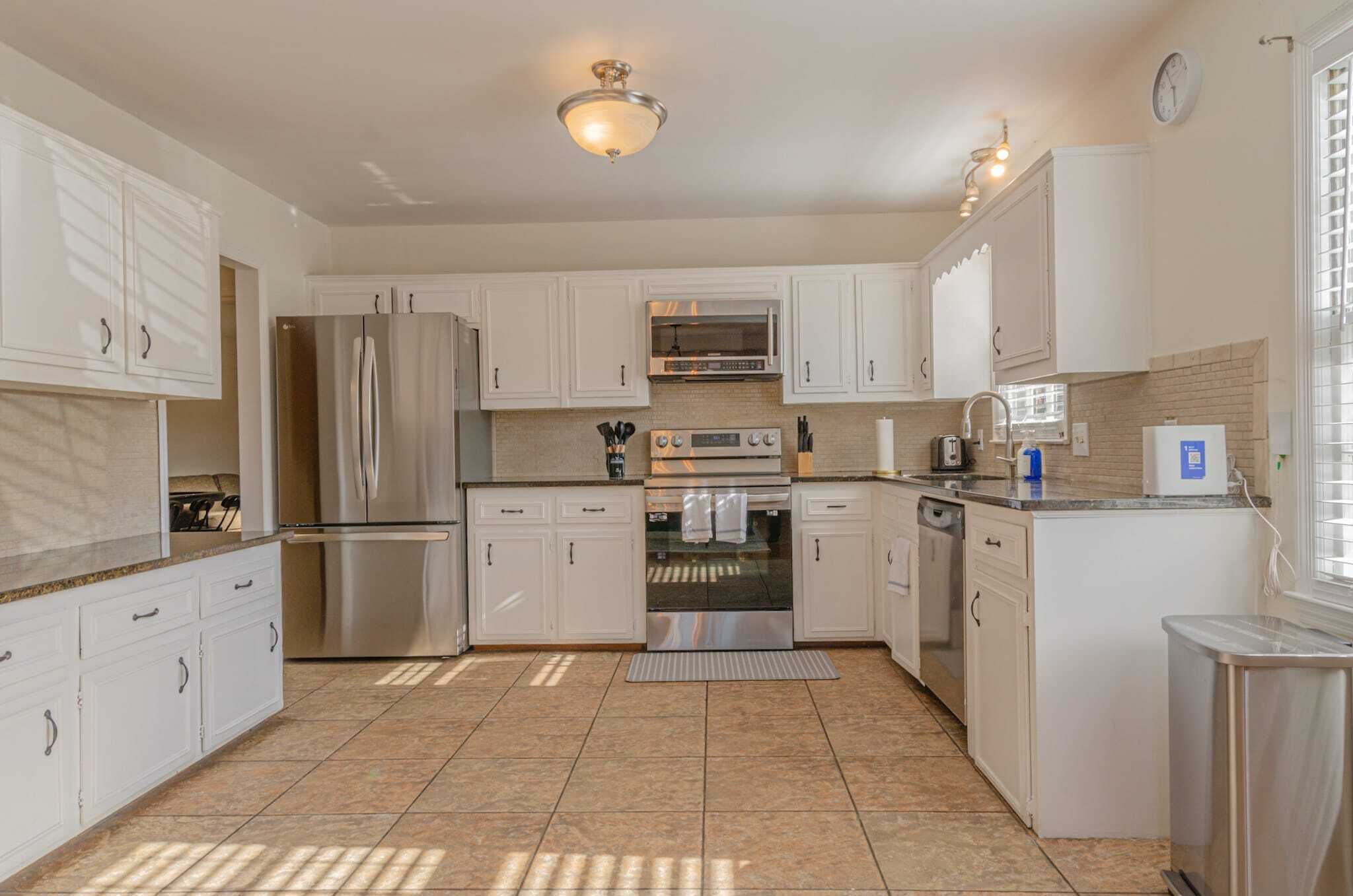 Kjøleskap, mikrobølgeovn, ovn og kokeplater