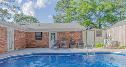 Relaxing 3BR Getaway: Pool, Game Room & Pool Table
