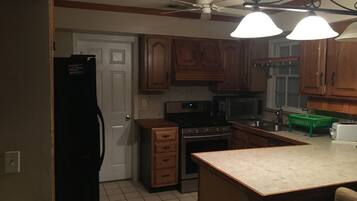 Microwave, oven, stovetop, cookware/dishes/utensils