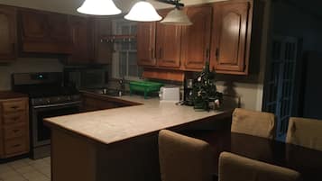 Microwave, oven, stovetop, cookware/dishes/utensils