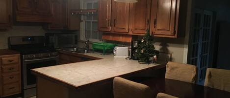 Microondas, horno, parrilla de estufa y utensilios de cocina