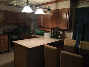 Microwave, oven, stovetop, cookware/dishes/utensils - Spacious Beautiful House near Botanical Garden (Mobile)