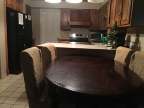 Mikrowelle, Ofen, Herdplatte, Kochgeschirr/Geschirr/Besteck