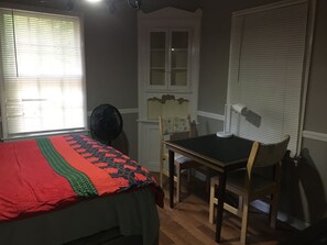 5 bedrooms, iron/ironing board, WiFi, bed sheets